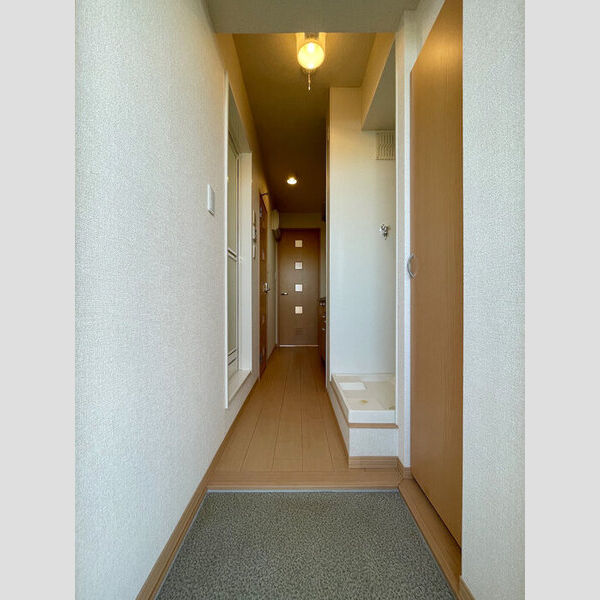 クレスト西戸部202号室 玄関