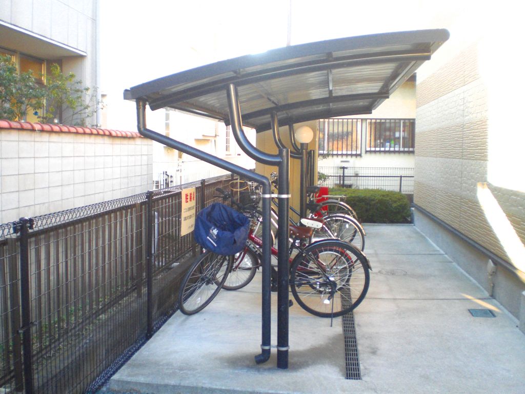 レオパレス今泉109号室 屋根付の駐輪場なので雨の日も安心です。