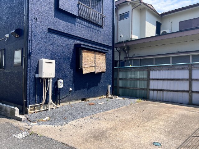 ODA-HOUSE 01 駐車スペース。外に立水栓あるので便利。