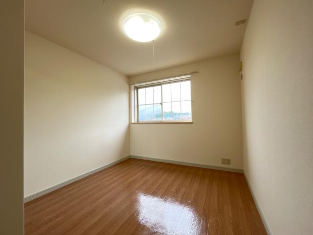 プロニティー・ヒルズ ６帖洋室