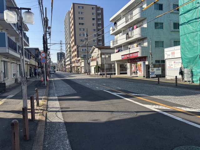 仮称）氷川町計画 前面の氷川通り。街灯やお店などもあり夜も比較的明るいです！