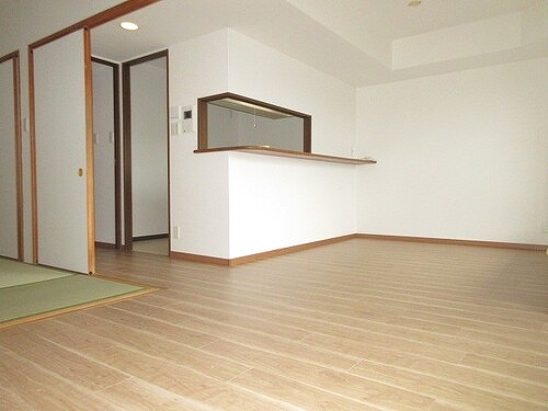 ライオンズガーデン武蔵関公園弐番館 リビングダイニング　別角度