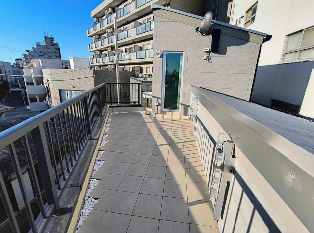 テラス新江古田2B号室 広い屋上テラス、シンク付き