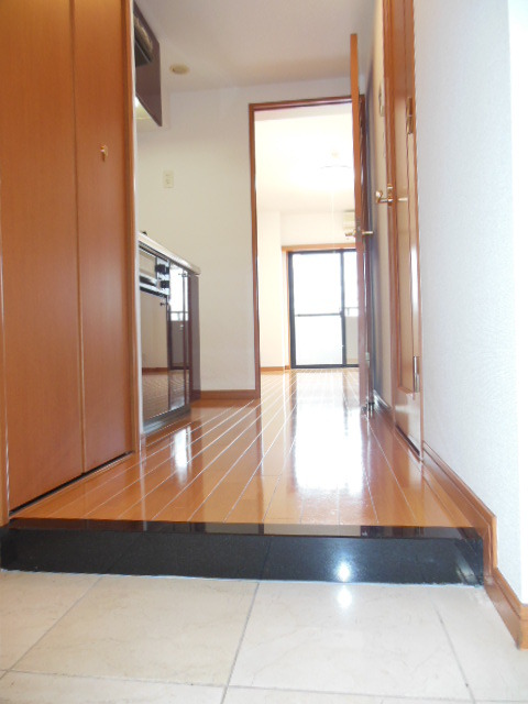 グランド・ガーラ横浜伊勢佐木町 玄関入ると人感センサー付き照明が照らしてくれます☆