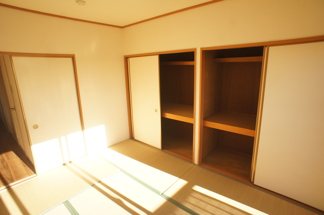 ソイ・コート幕張0403号室 柔らかい畳が心地よい和室