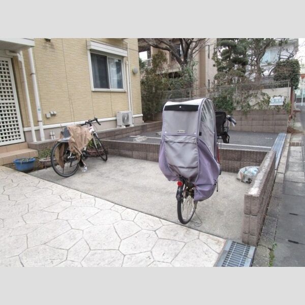 サンフルール101号室 駐輪場