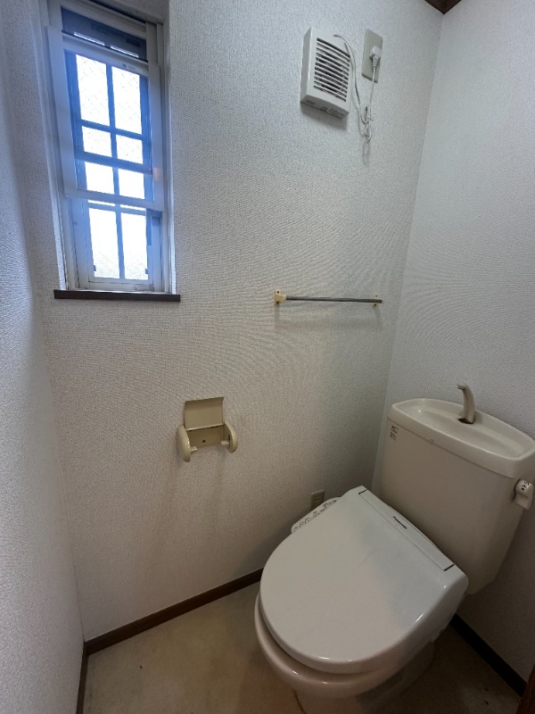 カーザ　ジョバーネ トイレには窓があるので換気が楽です