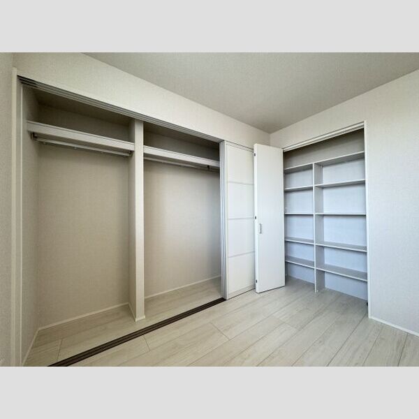 グリナージュ　リリア306号室 5.4帖の洋室には大容量の収納が♪