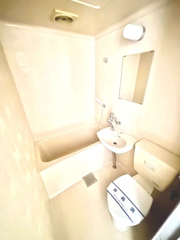 町田リバーサイドハウス3階 広々としたバストイレ★