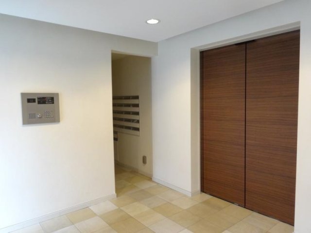 ラグジュアリーアパートメント王子神谷6階 エントランス