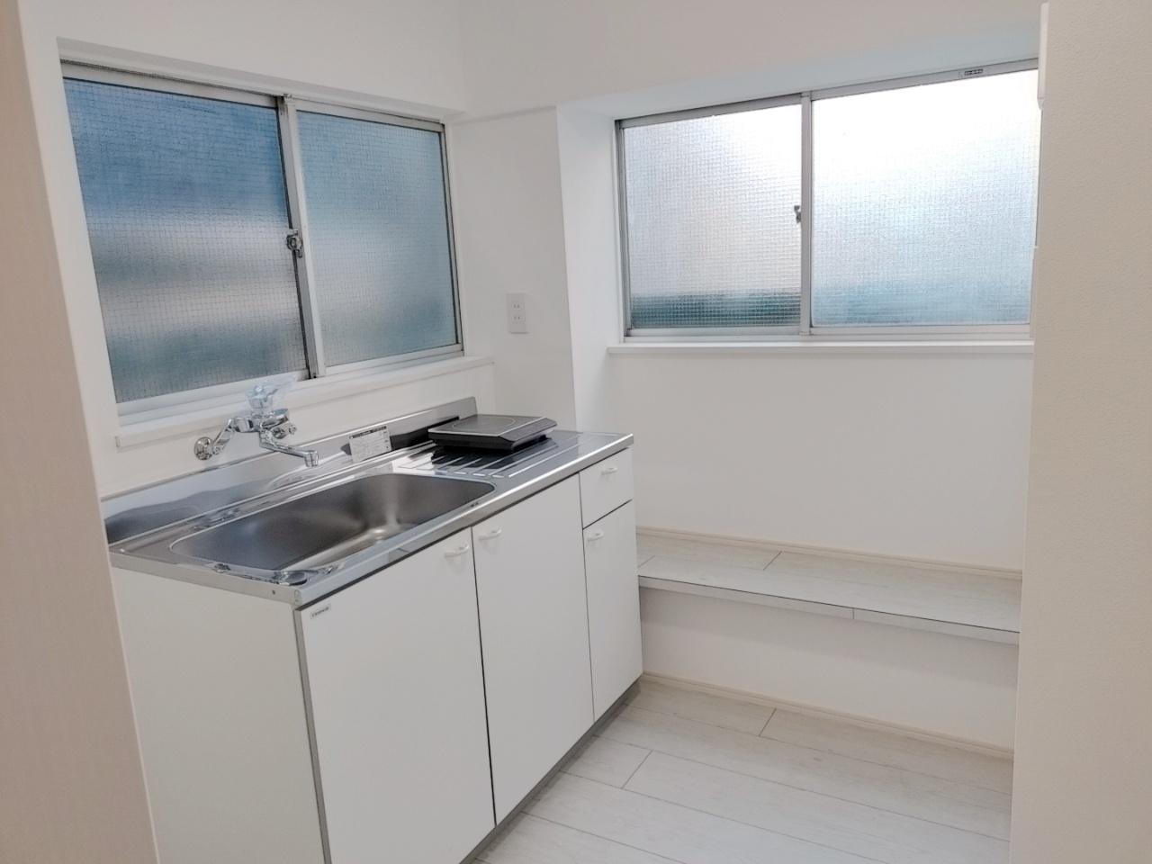 tronco祖師谷 窓辺の棚はベンチにも、ちょっとした物置にも