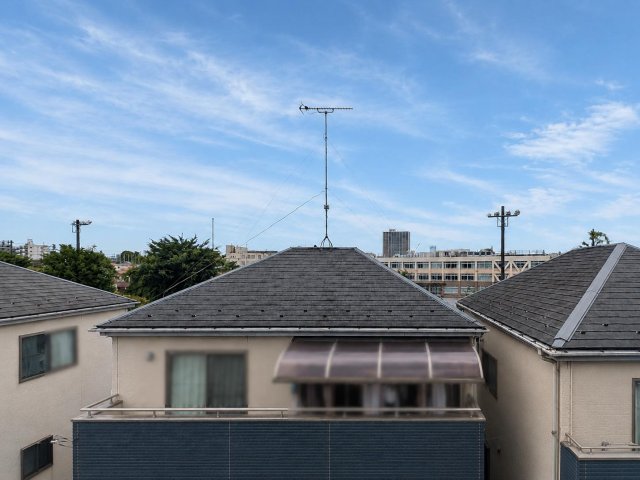 カルカソンヌ立川102号室 3階の風の抜ける窓！青空が気持ちいい