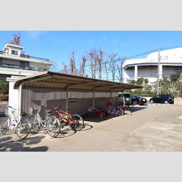 グリーンハイツ下里 屋根付き駐輪場