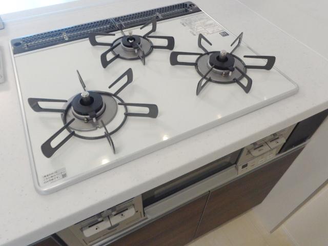 リブレ（Ｌｉｂｒｅ）聖蹟202号室 ３口ガスコンロ