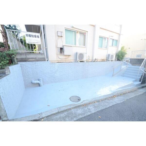 メゾンヨシダ302号室 駐車場