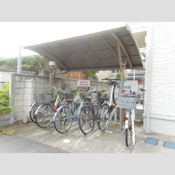 レセンテ・本八幡201号室 駐輪場