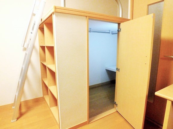 レオパレスライブラ303号室 ベッド下収納スペース