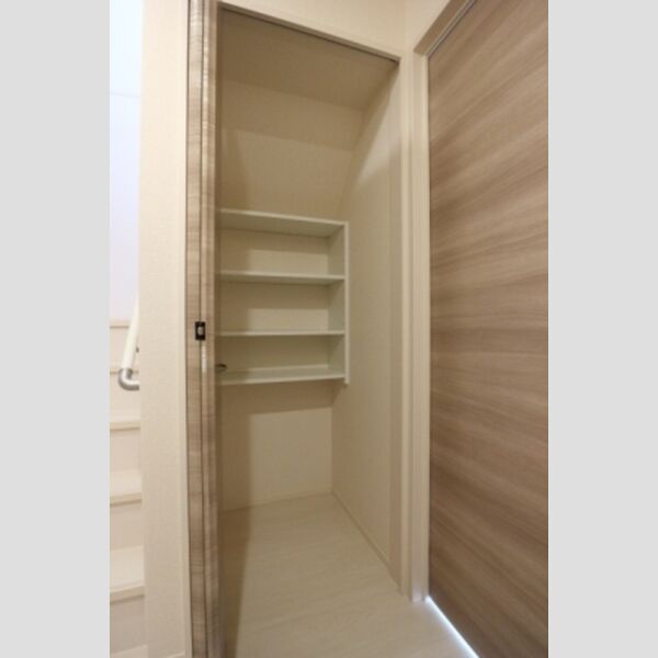メゾン・ド・TJ2 101号室 玄関　収納