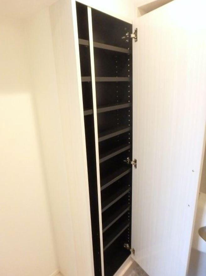 ラプレ下丸子 玄関横にはシューズボックスがあります。小物収納もばっちりです