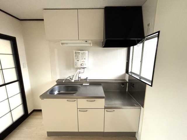 タウニー稲美Ｂ0202号室 窓があり明るいキッチンです♪