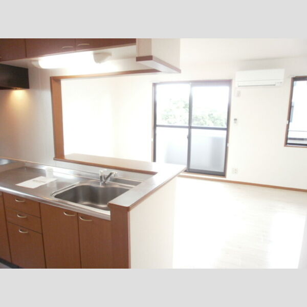 オーク・ヴィレッジ　壱番館 南向きの明るいリビングは10.5帖☆