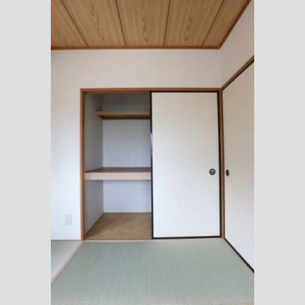 アムール206号室 和室　押入れ