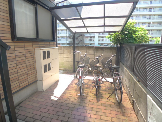 リラ中山 エントランス