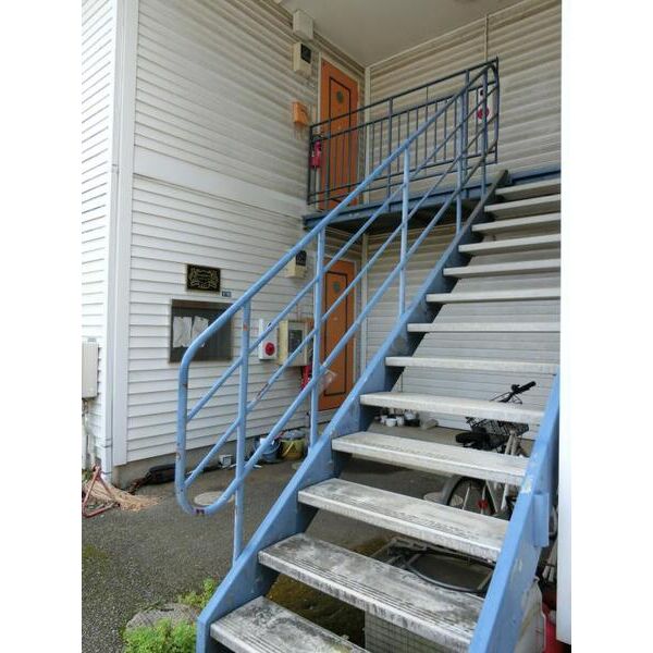 ウイステリアB エントランス