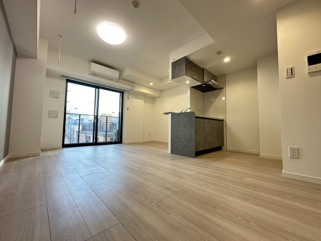 T&F KANNAI BLDG リビング