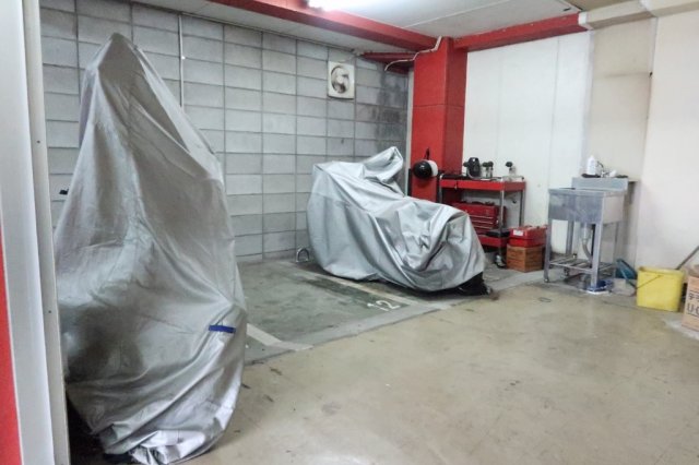 カーイング多摩405号室 屋内バイク置場（電動シャッター付※満車）