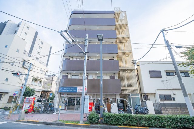 ノヴェルコート602号室 1階にコインランドリー