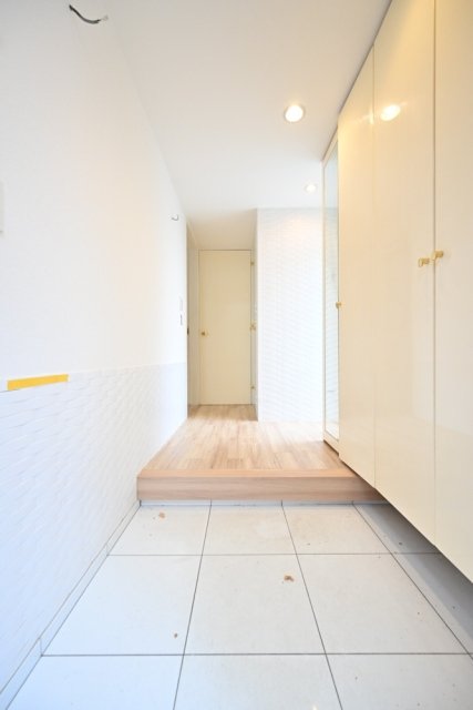 新宿７丁目戸建て 玄関