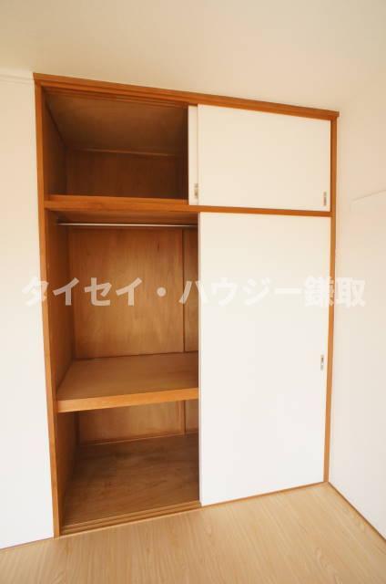 オーシャンビュー参番館0406号室 リビングにも収納あります