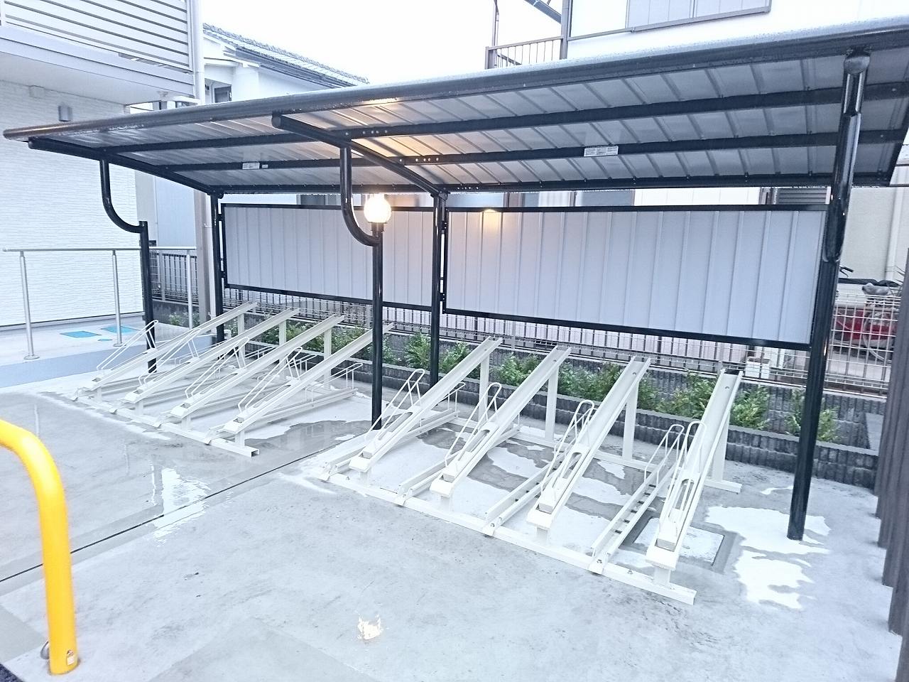 クレイノＳＴＡＲＳ205号室 屋根付き駐輪場