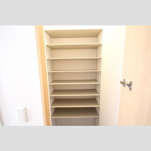 ソレイユ301号室 玄関にはシューズクロークがあります!