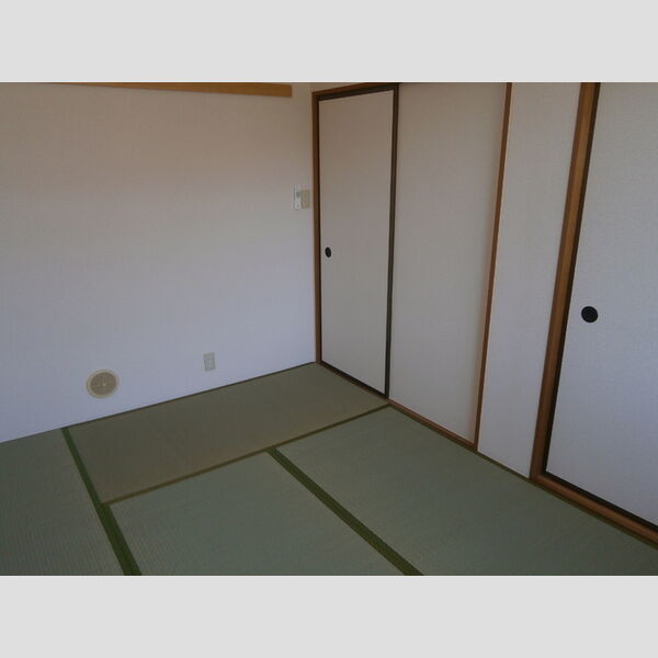 クレスト平山203号室 和室6帖