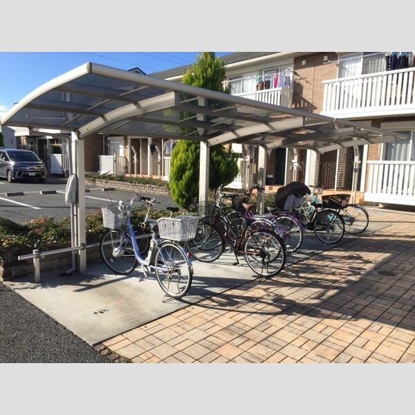 リバレイン201号室 屋根付き駐輪場