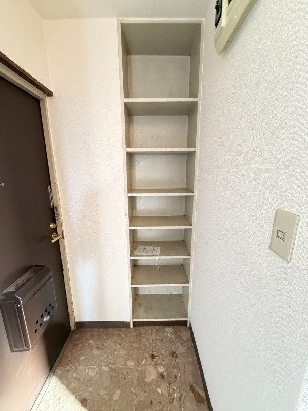 シャトー弥生 玄関