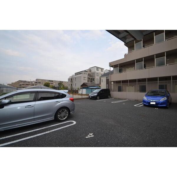 ヴィラ・ロクロー 駐車場