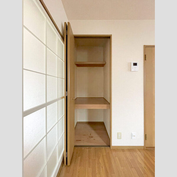 イーストベルヴィ101号室 和室　物入
