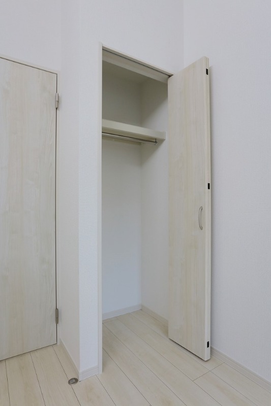 グランクオール朝霞3階 クローゼットには天板や吊下げポール付です