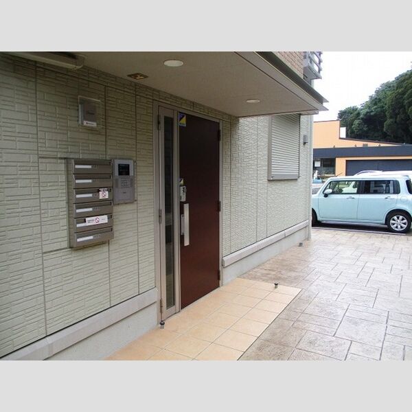 ルミエールE エントランス