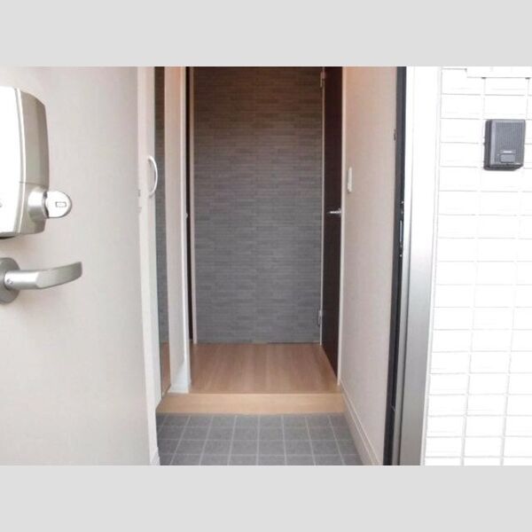 レフィナード末広102号室 玄関