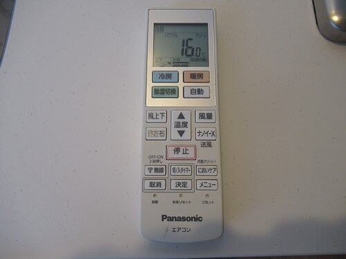 ライオンズマンション鎌倉由比ガ浜4階 エアコンのリモコン　※2025年09月の写真