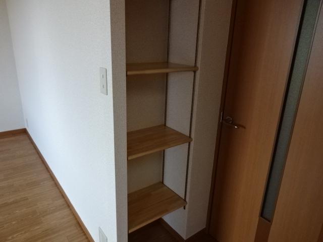 エクセル湘南201号室 リビング棚