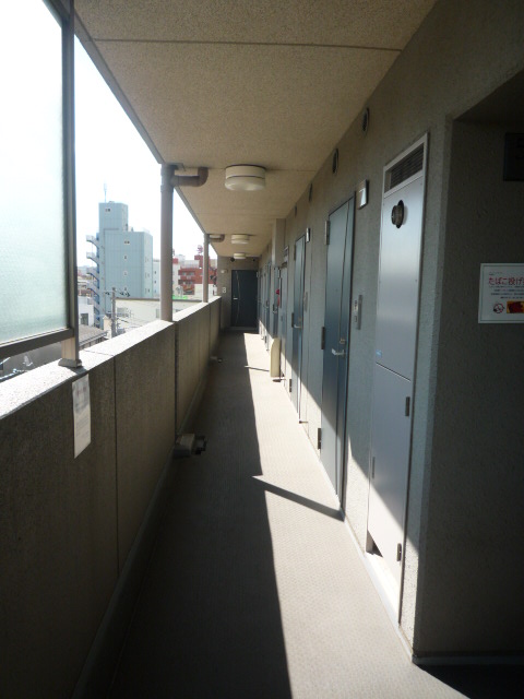 プライムアーバン平井207号室 共用廊下