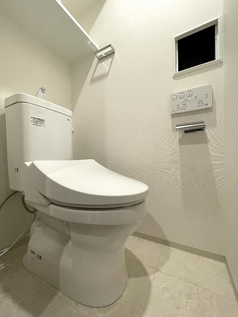 ガーラ・クレスタ横濱関内5階 ゆったりとした空間のトイレです