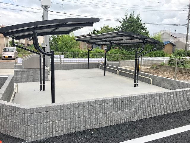 クレイノ百合桜204号室 屋根付き駐輪場