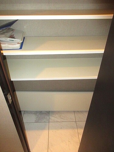 ライオンズ横浜ポートサイド4階 下足入　※2024年9月撮影