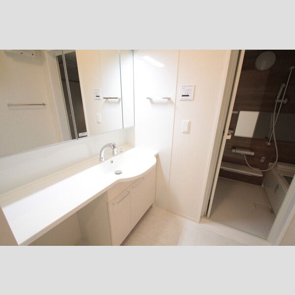 ルシオール　イコー107号室 ワイド3面ミラーの洗髪洗面化粧台♪